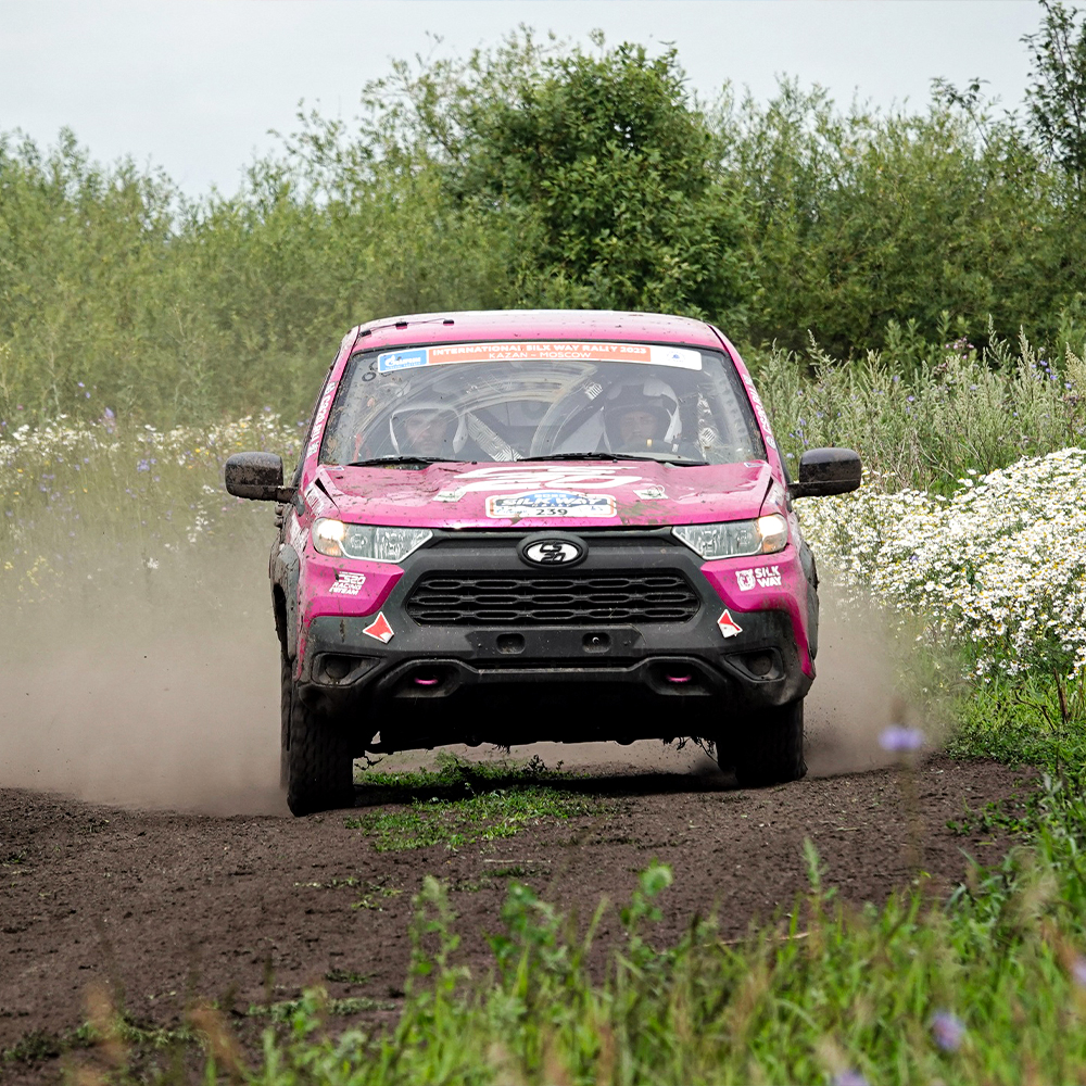 Несмотря на пенализацию, команда CS20 Racing Team не собиралась сдаваться и решила бороться за второе место, ведь шанс на победу есть всегда. В регионе установилась дождливая погода и на трассе было много бродов и грязи. Особенно тяжело было проходить трассу после МАЗов и КАМАЗов.